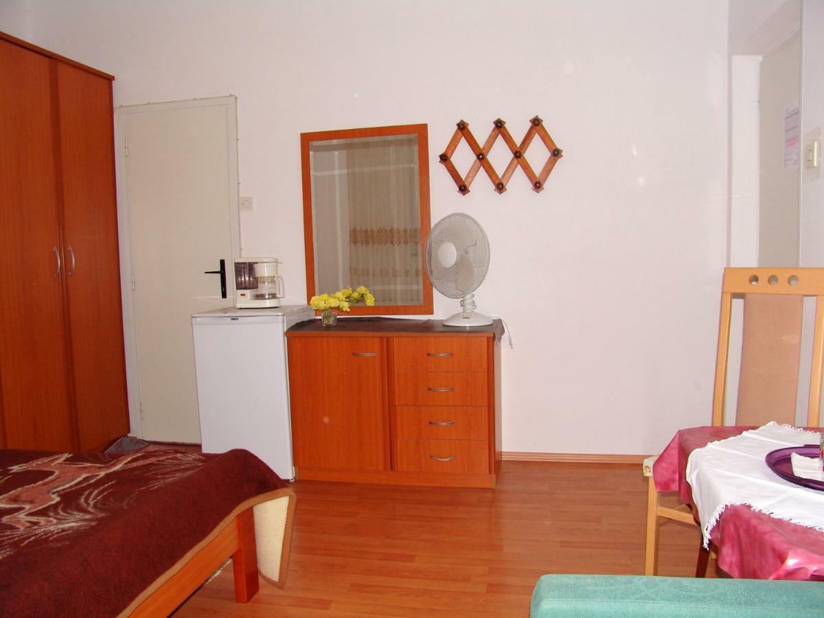 Hotel Sobe Bozica Krk Town Exterior foto